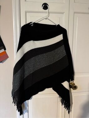 Adorable tendu comfy Angled Stripe Black, Gray & White Knit Poncho. Like NEW